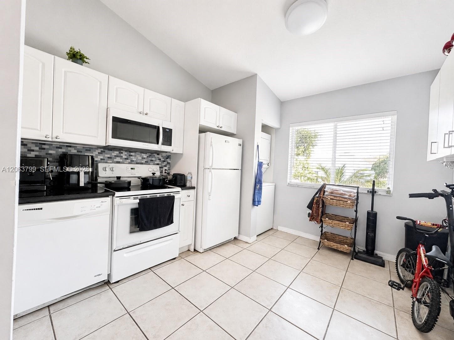 7830 NW 6th St # 204, Pembroke Pines, FL 33024 — zdjęcie 3