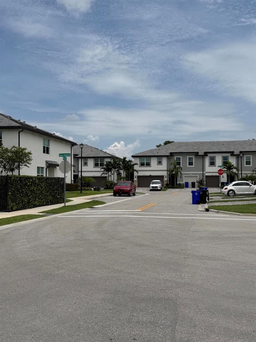 2933 OLIVIA Avenue, Lauderdale Lakes, FL 33311 — zdjęcie 3
