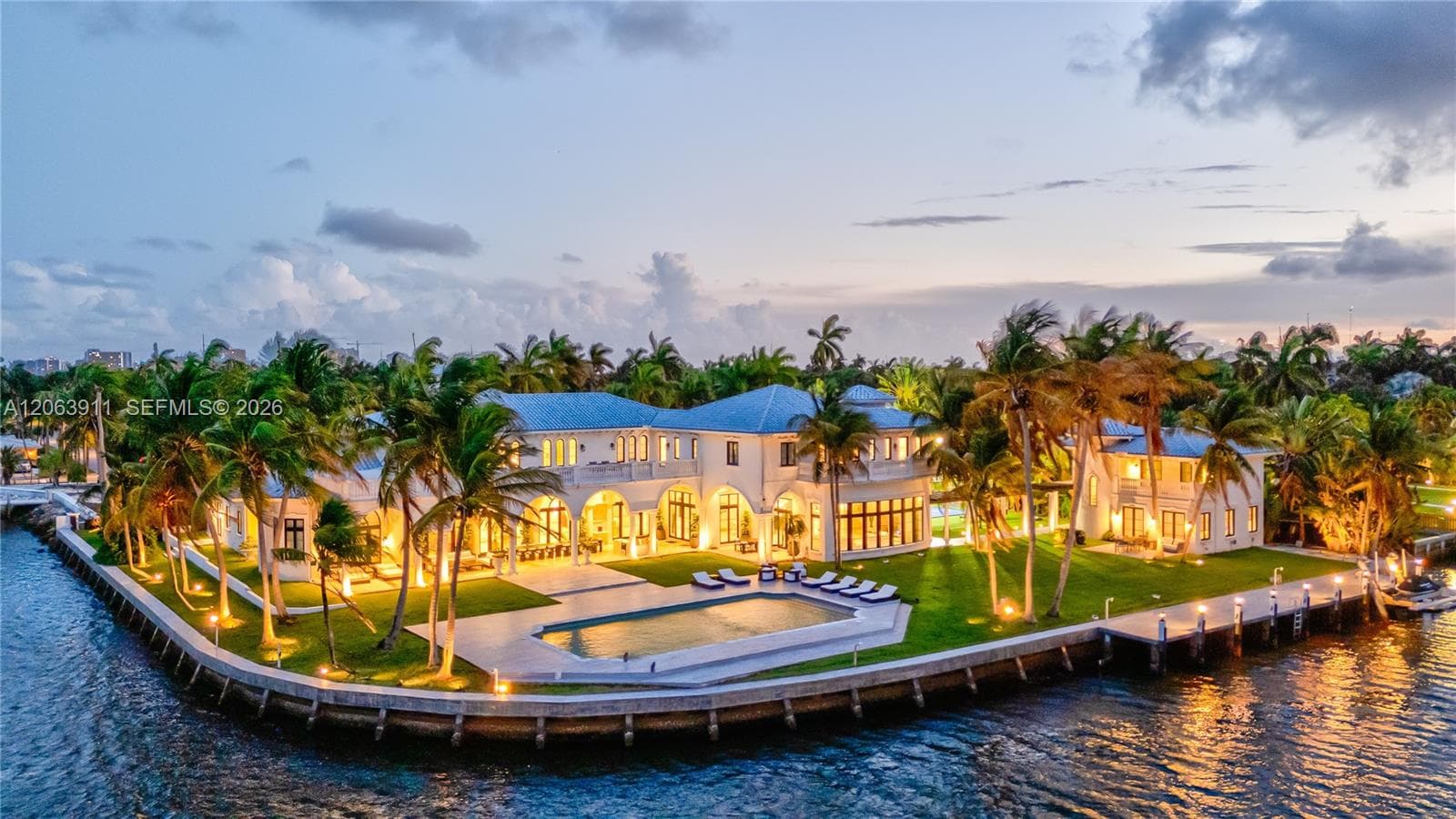 900 S Northlake Dr, Hollywood, FL 33019