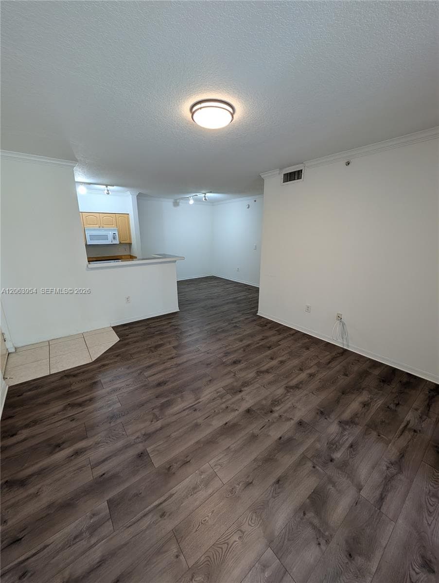 6831 SW 44th St # 203, Miami, FL 33155