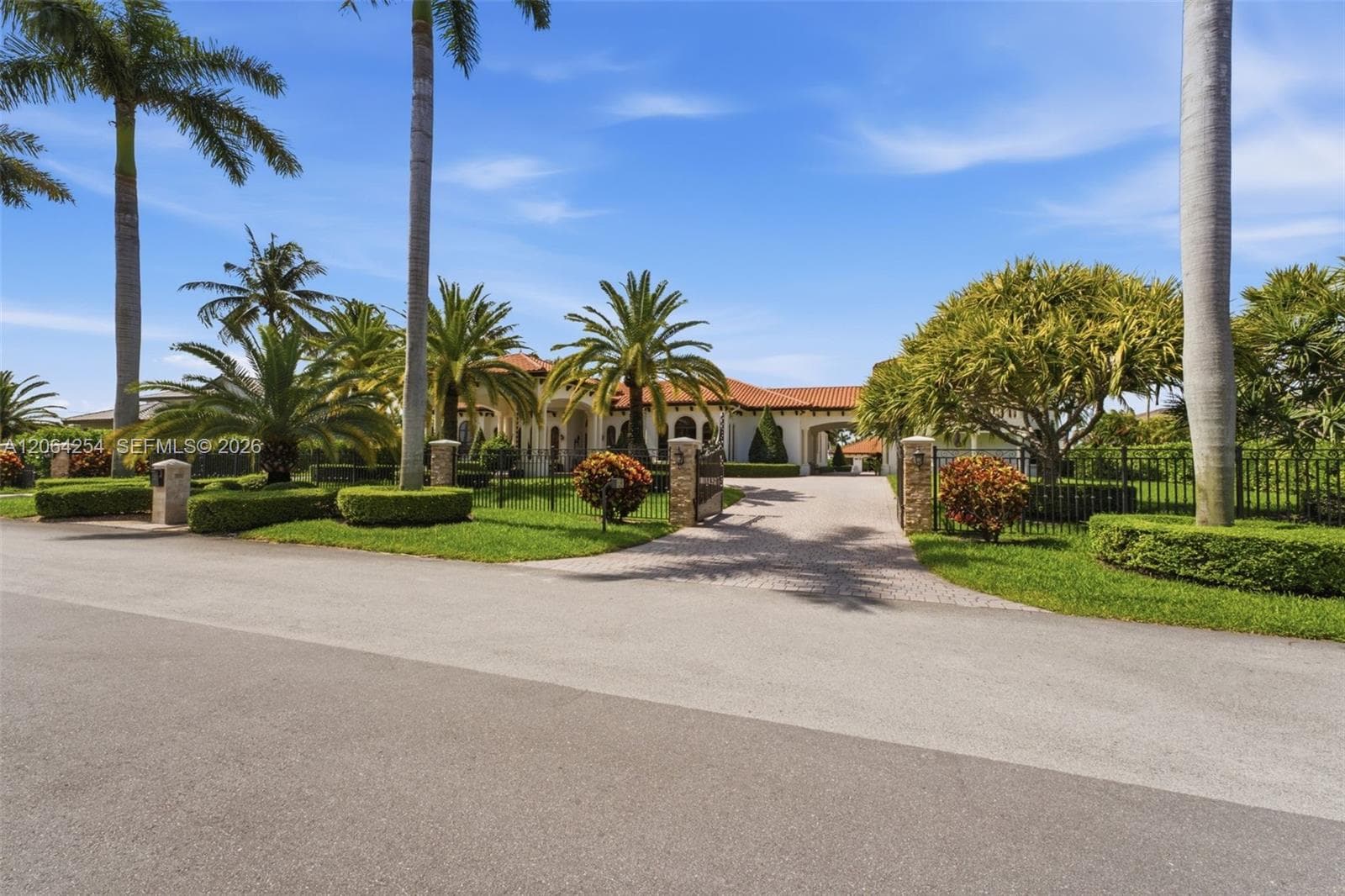10181 NW 131st St, Hialeah Gardens, FL 33018 — zdjęcie 2