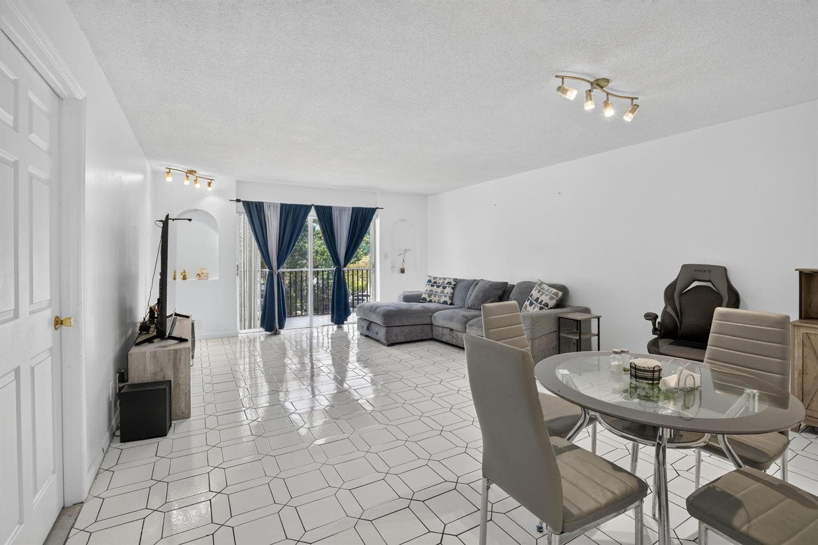 6001 N Falls Circle Drive # 306, Lauderhill, FL 33319 — zdjęcie 3