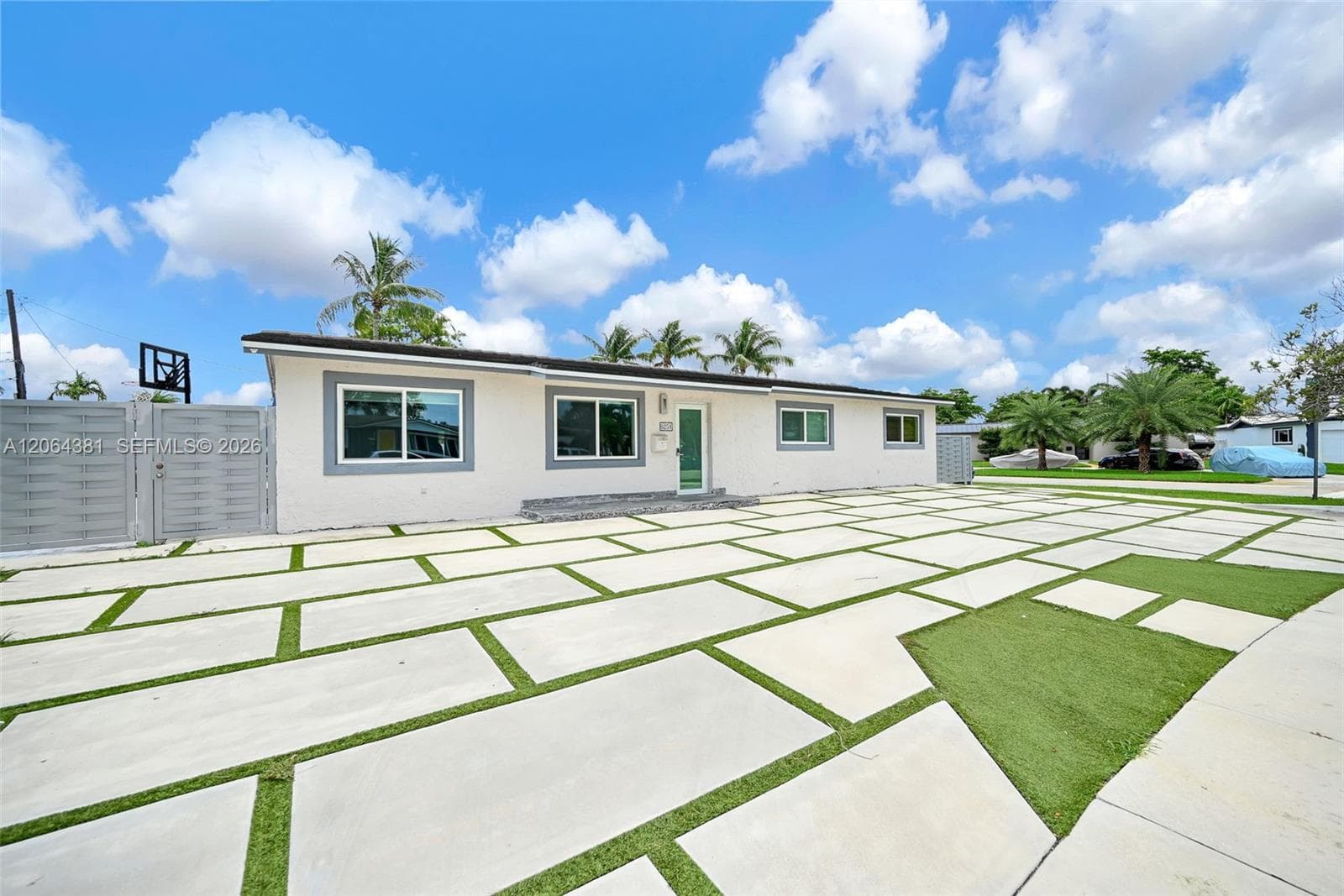 8251 NW 185th St, Hialeah, FL 33015 — zdjęcie 2