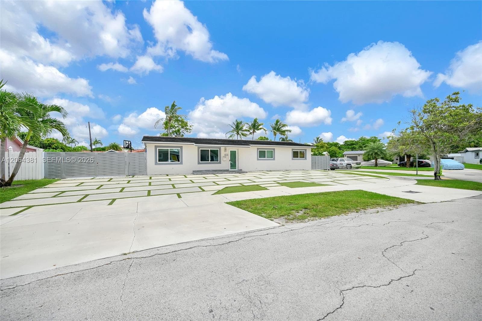 8251 NW 185th St, Hialeah, FL 33015 — zdjęcie 3