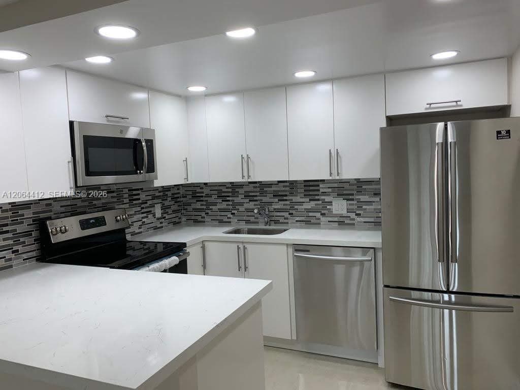 8290 Lake Dr # 209, Doral, FL 33166