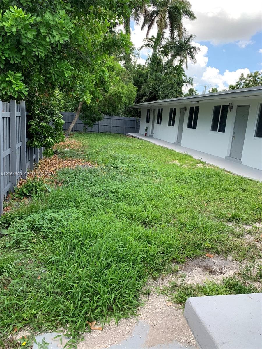 214 SE 8th St # 3, Hallandale Beach, FL 33009