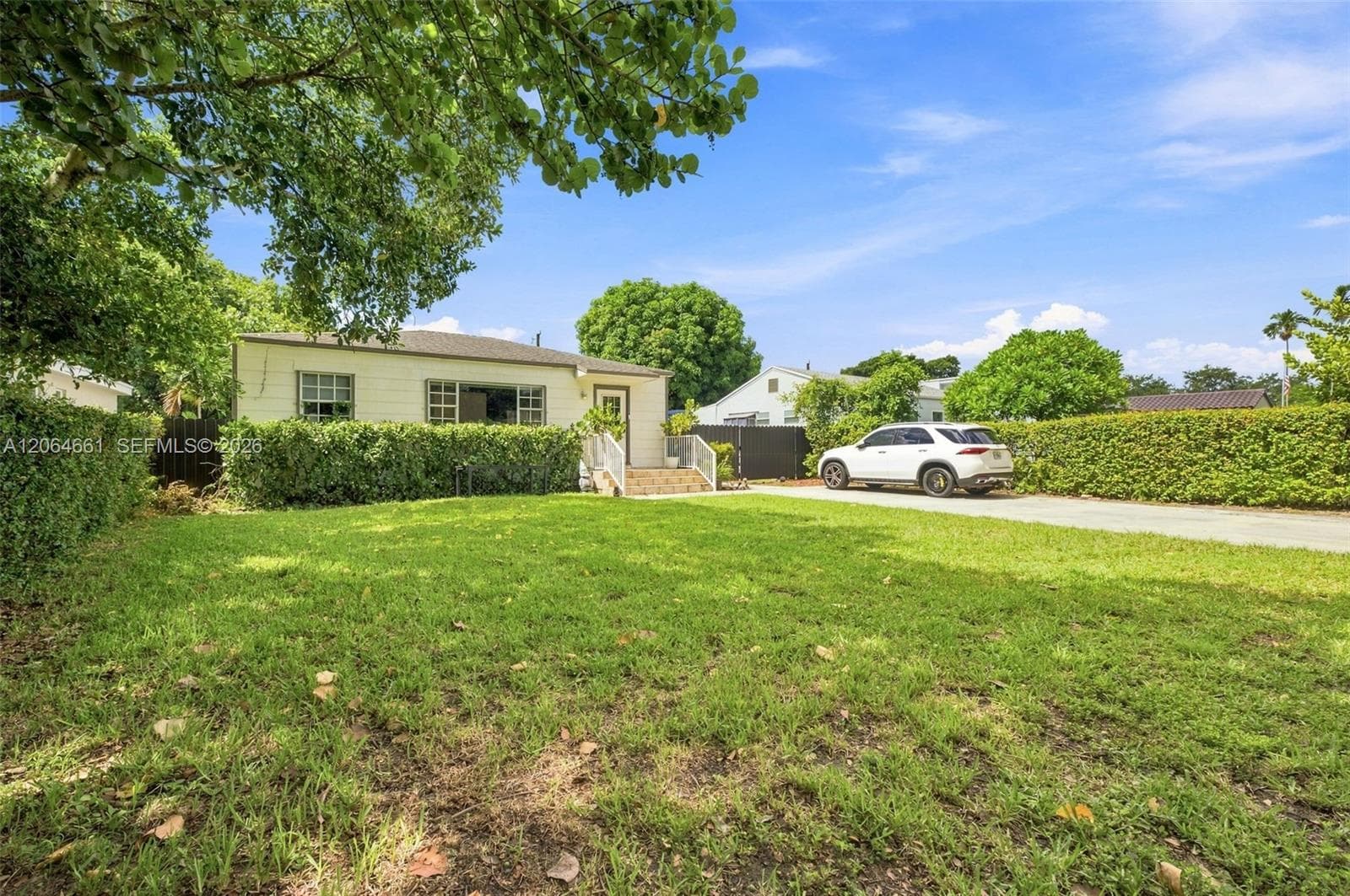 240 Carlisle Dr, Miami Springs, FL 33166 — zdjęcie 2