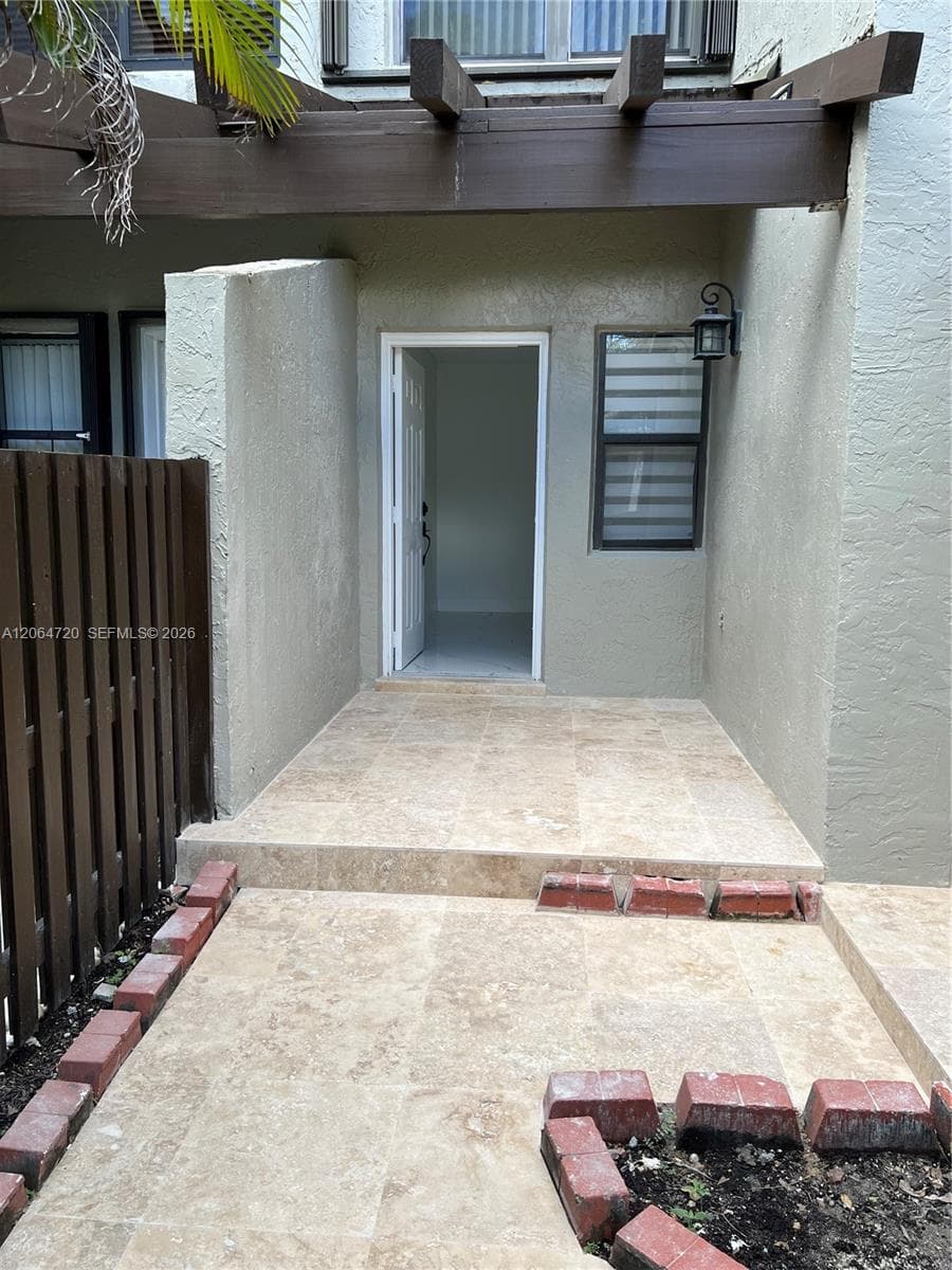 9990 NW 9th St Cir # 102, Miami, FL 33172 — zdjęcie 2