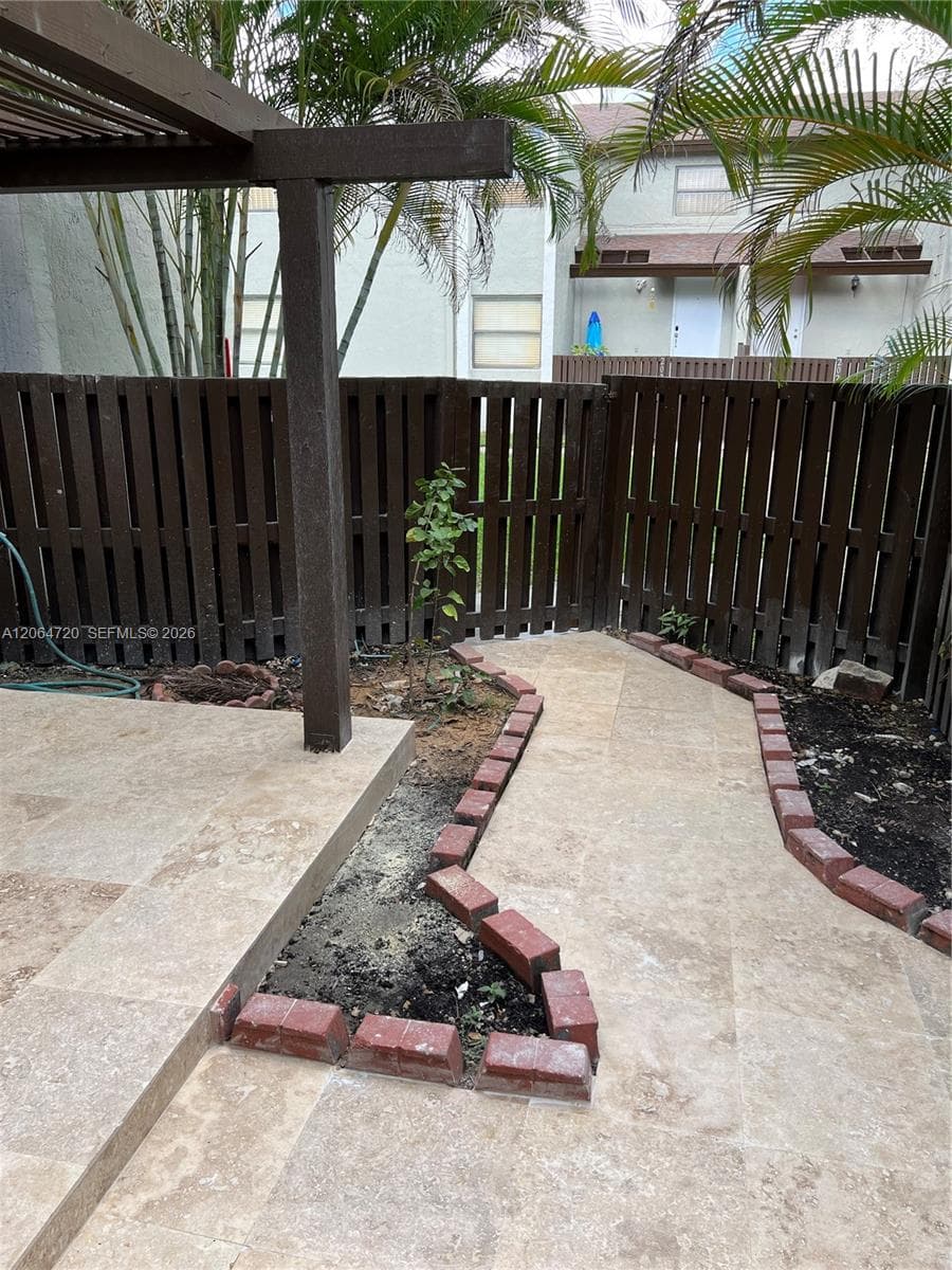 9990 NW 9th St Cir # 102, Miami, FL 33172 — zdjęcie 3