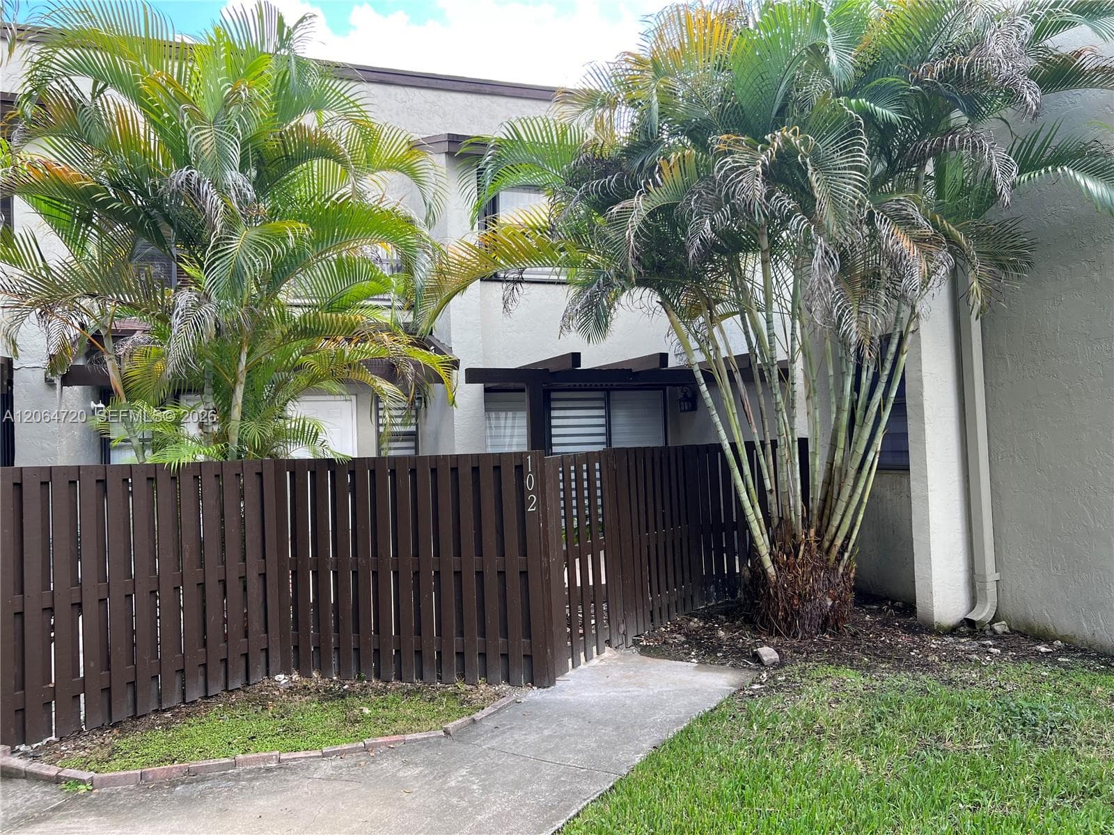 9990 NW 9th St Cir # 102, Miami, FL 33172 — zdjęcie 4
