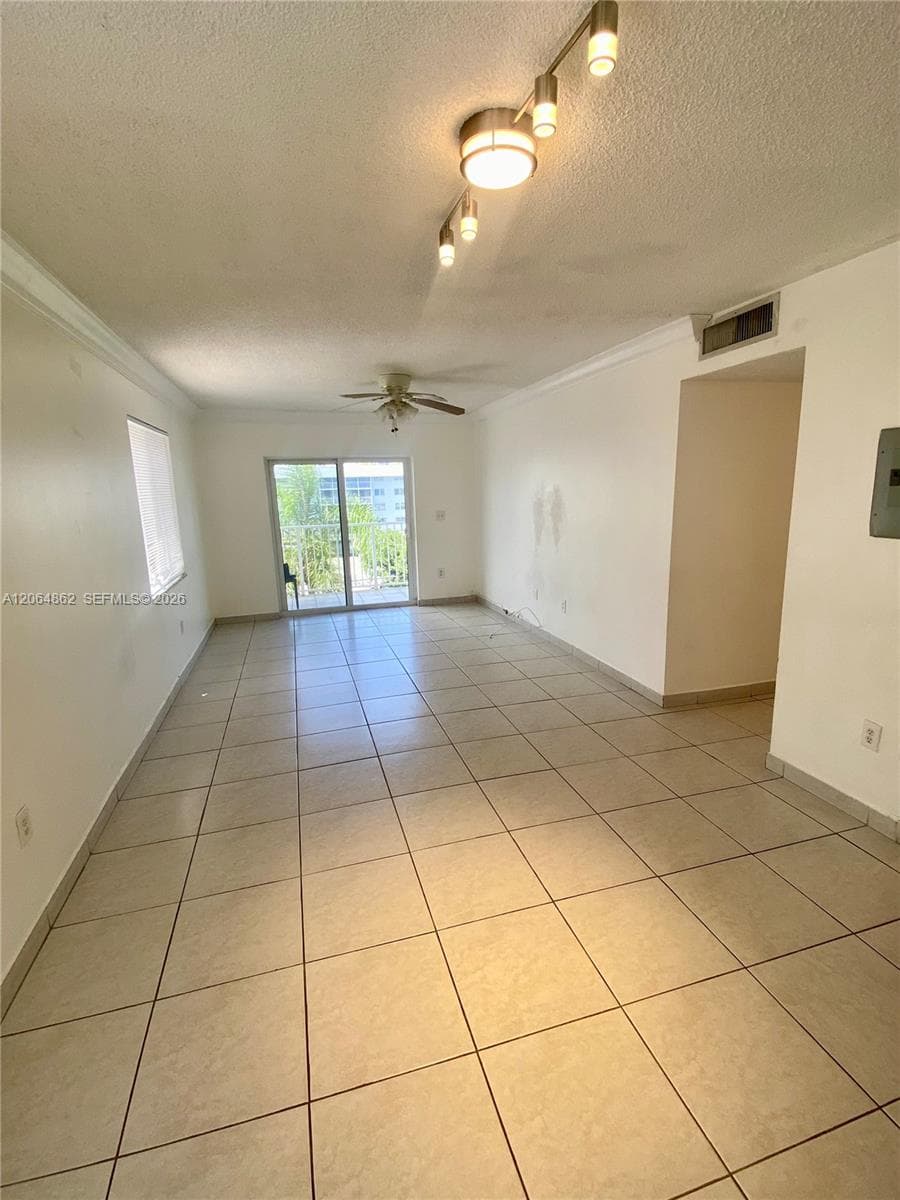 3536 NE 168th St # 301, North Miami Beach, FL 33160 — zdjęcie 2