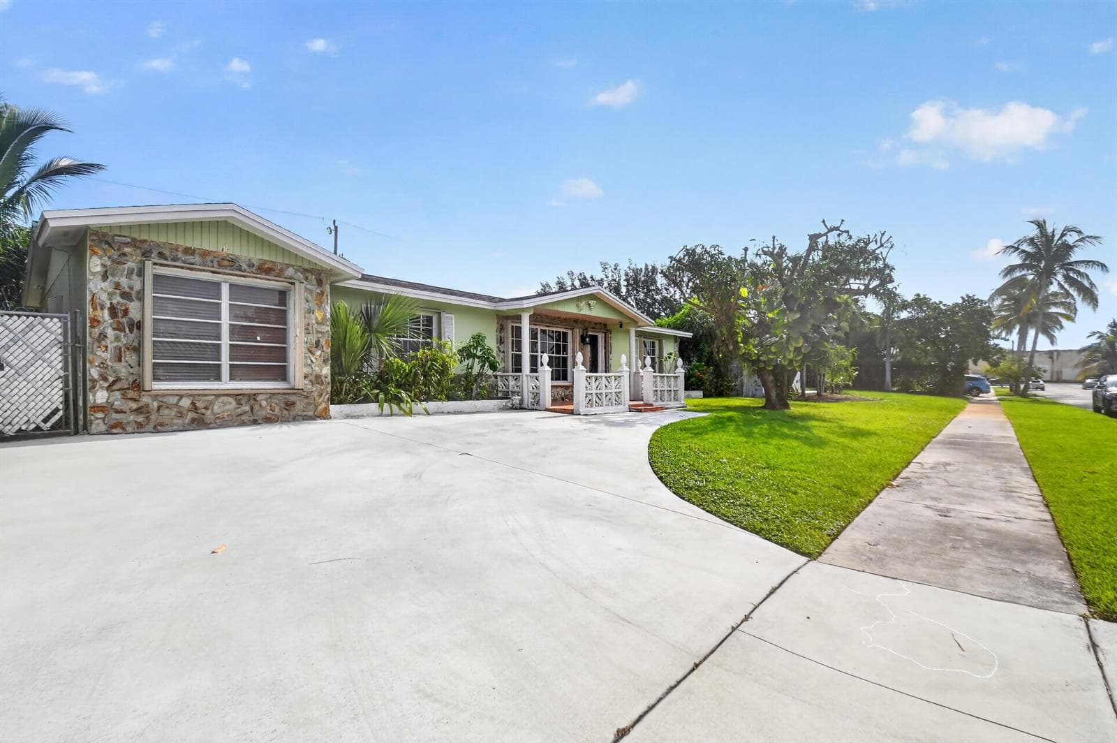 1826 16TH Avenue N, FL 33460 — zdjęcie 2