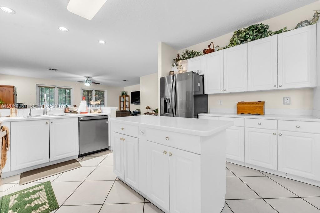 15887 NW 11th St, Pembroke Pines, FL 33028 — zdjęcie 3