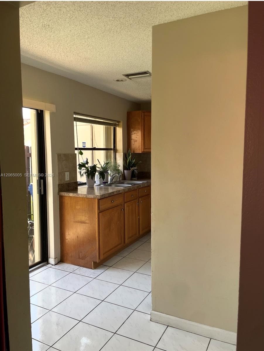 6547 NW 170th Ter, Hialeah, FL 33015 — zdjęcie 5