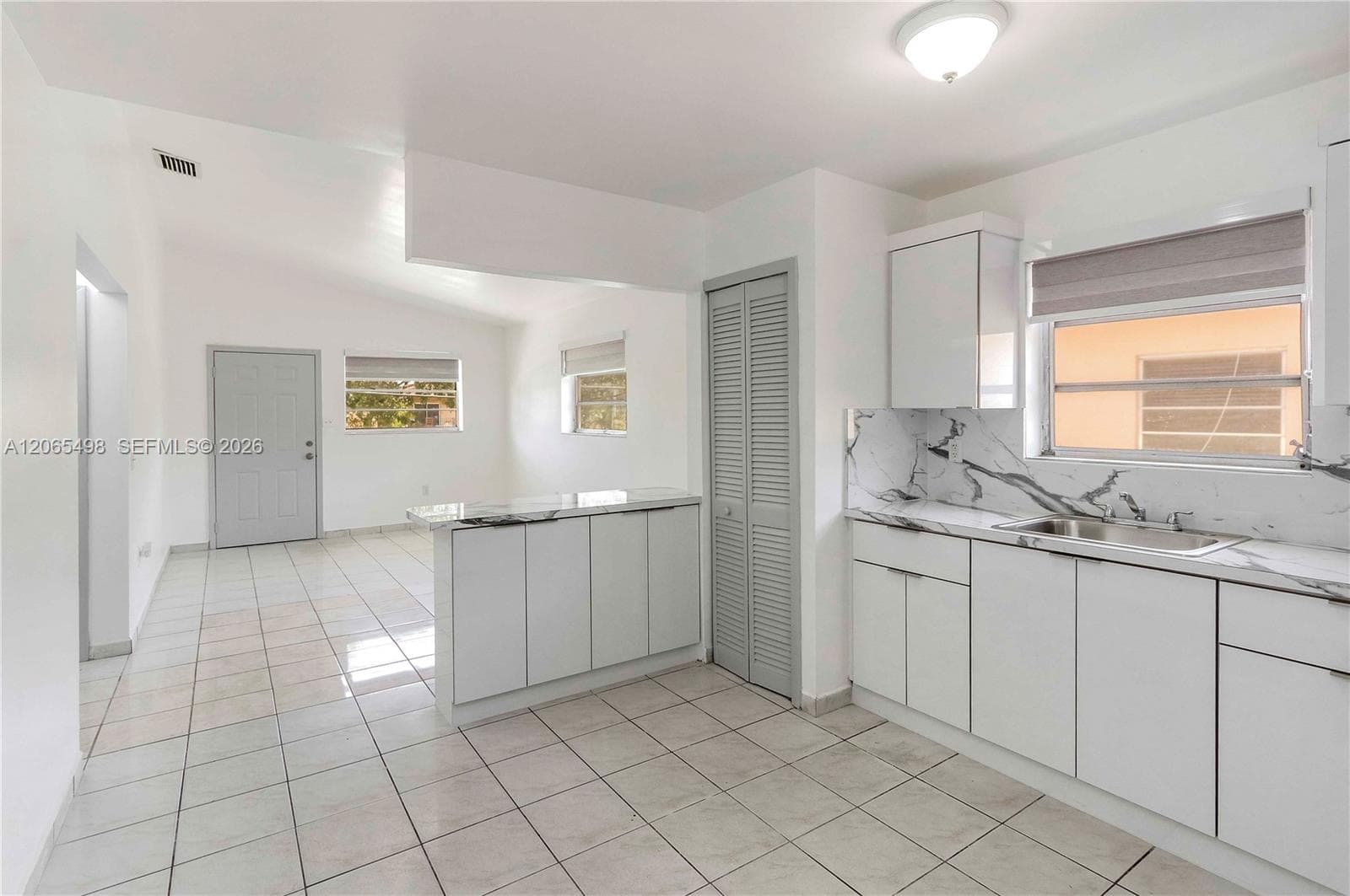 642 E 2nd Ave # A, Hialeah, FL 33010 — zdjęcie 3