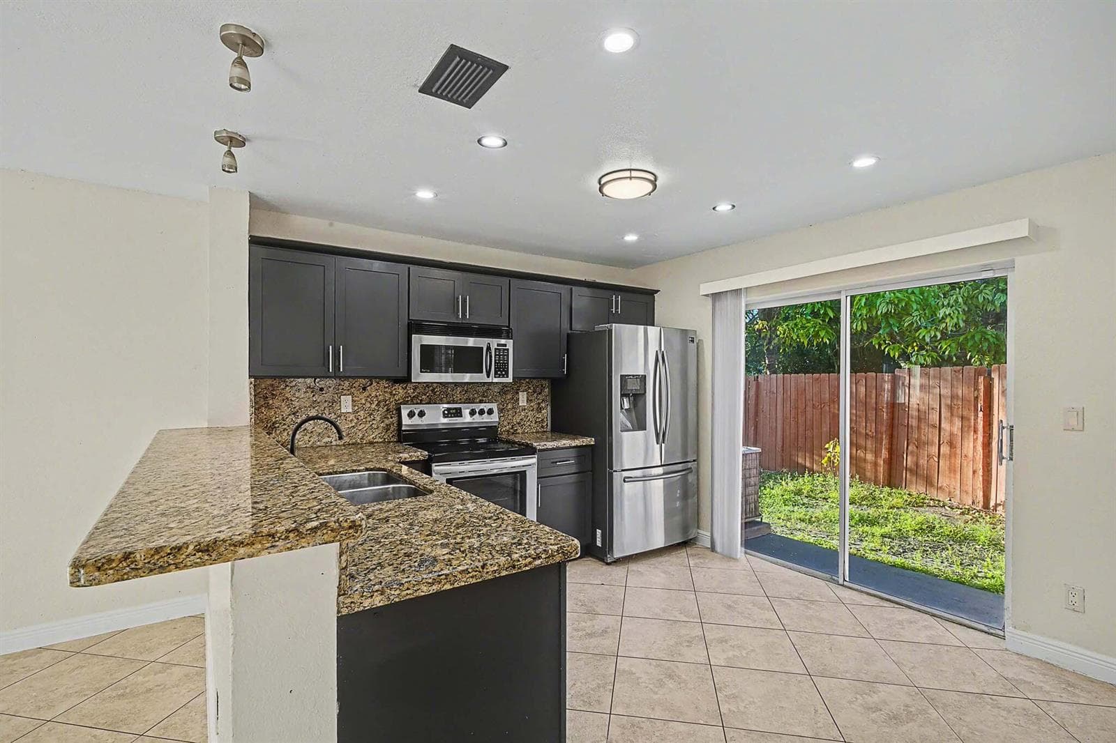 5789 WOODLAND POINT Drive, Tamarac, FL 33319 — zdjęcie 2