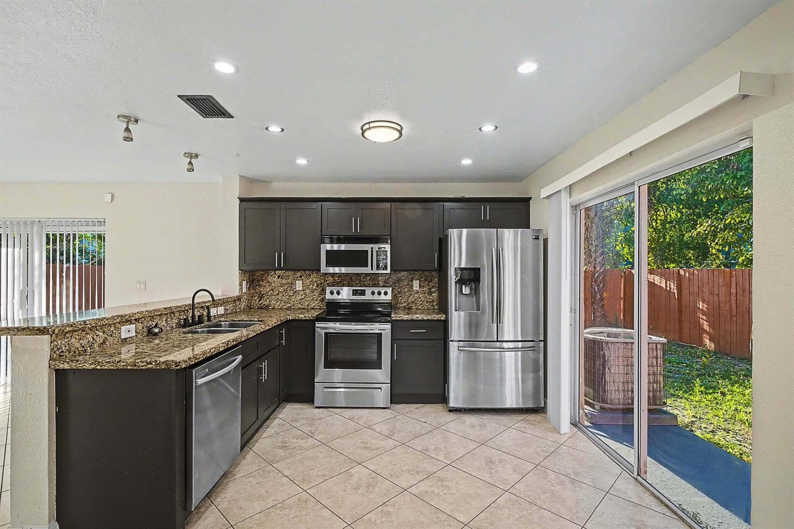 5789 WOODLAND POINT Drive, Tamarac, FL 33319 — zdjęcie 3