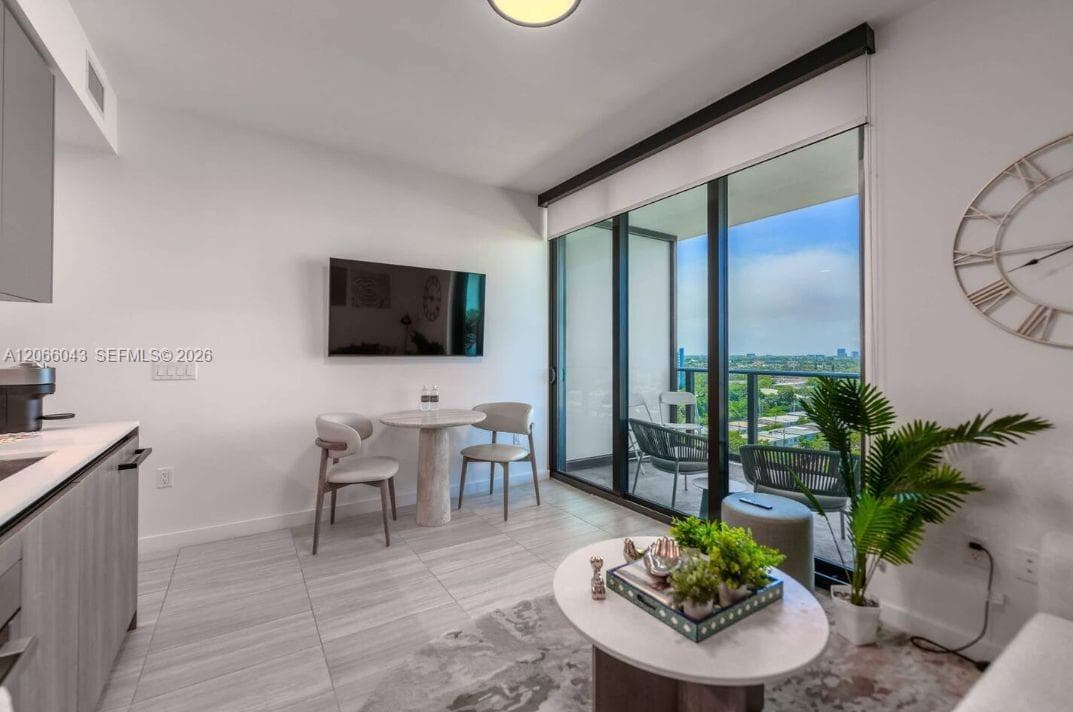 580 72nd St # 1203, Miami Beach, FL 33141 — zdjęcie 2