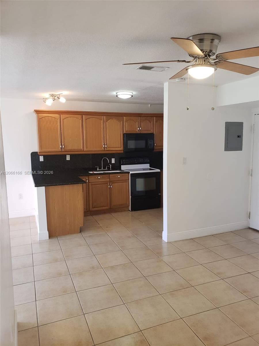 8425 NW 8th St # 104, Miami, FL 33126 — zdjęcie 2