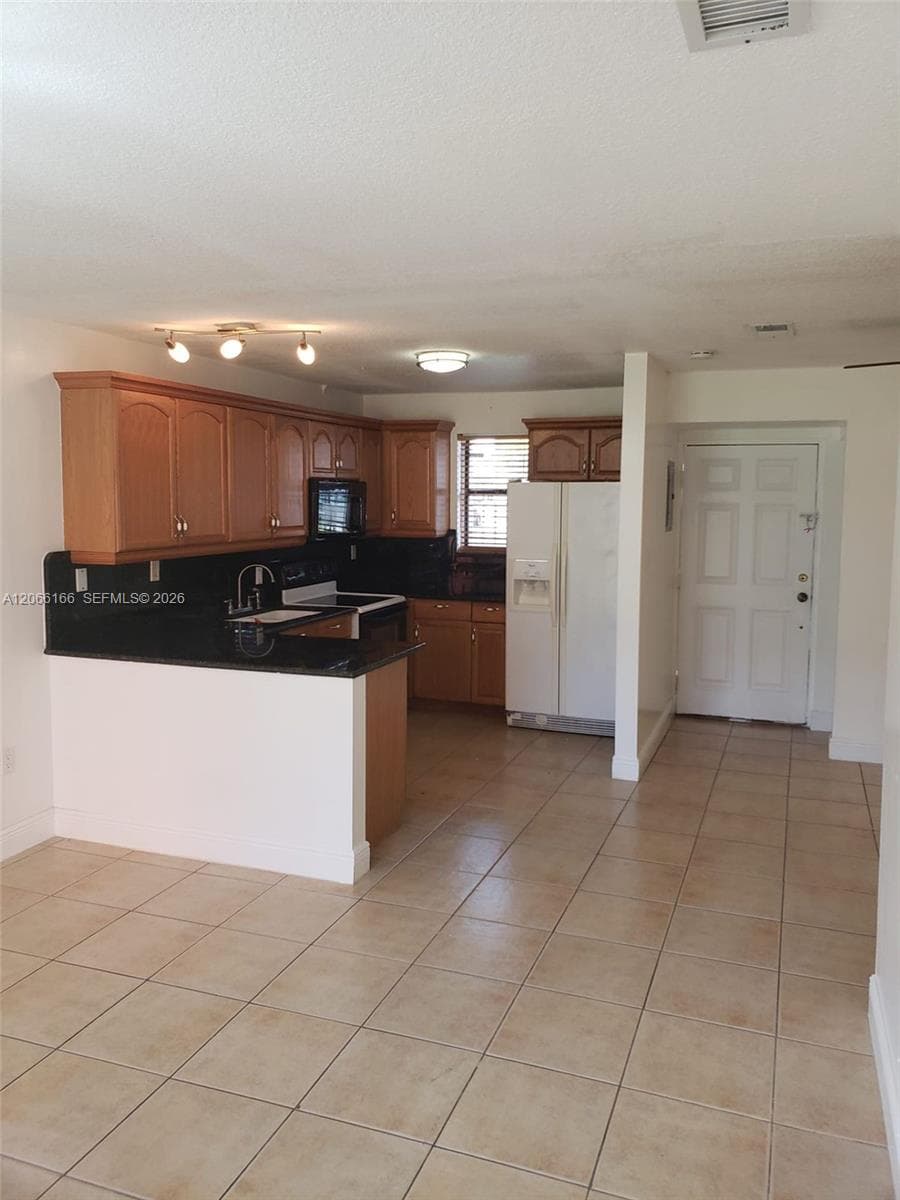 8425 NW 8th St # 104, Miami, FL 33126