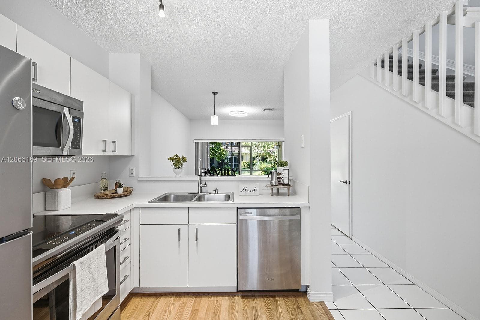 12135 SW 3rd St, Pembroke Pines, FL 33025 — zdjęcie 3