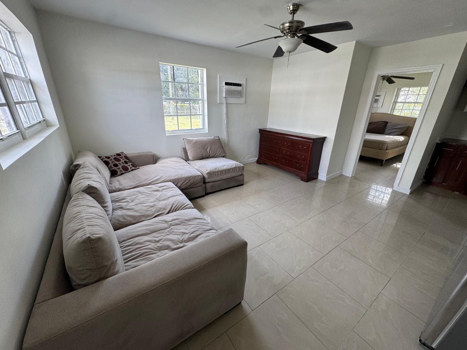 1042 Foster Road, Hallandale Beach, FL 33009 — zdjęcie 2