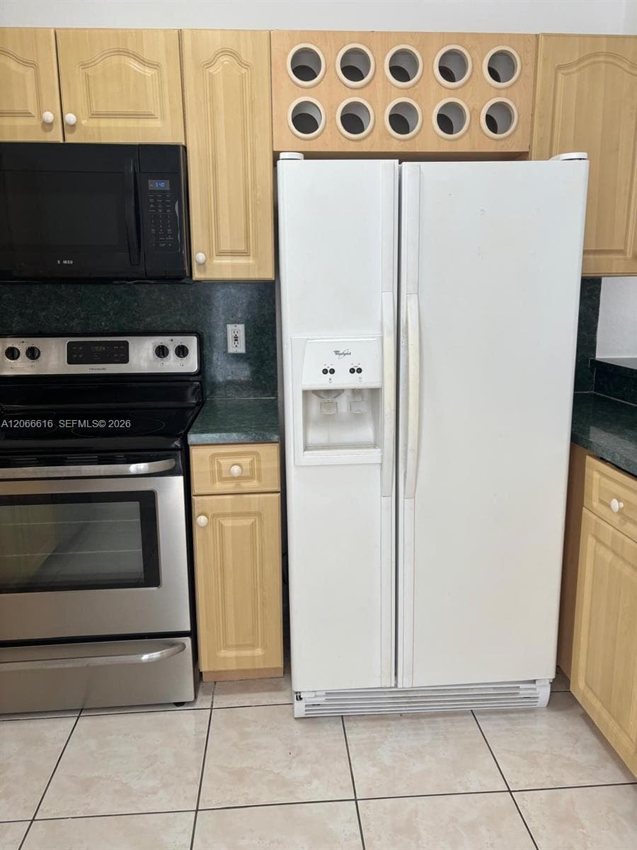 2953 W 80th St # 204, Hialeah, FL 33018
