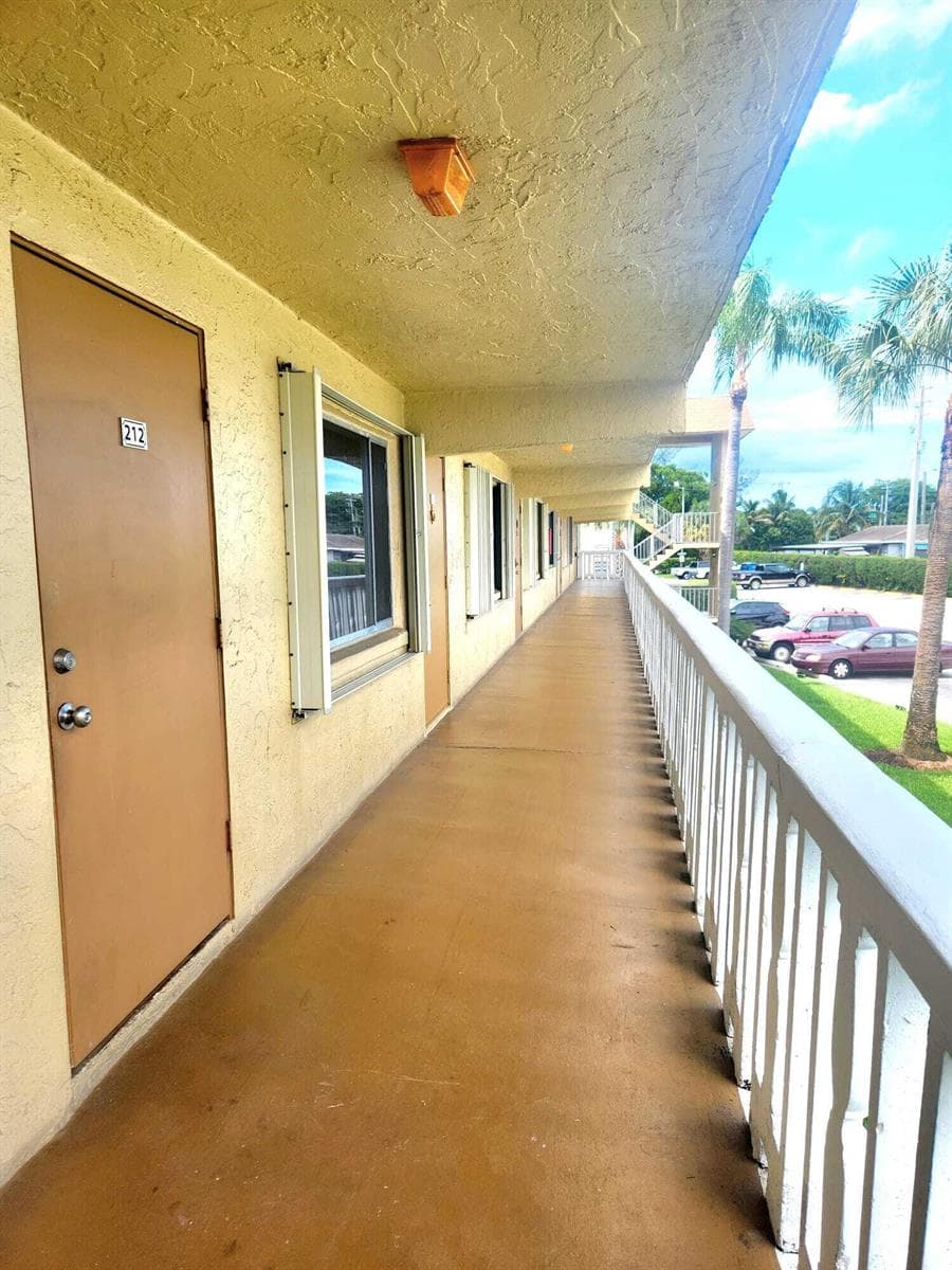 100 Village Green Circle E # B212, Palm Springs, FL 33461 — zdjęcie 2