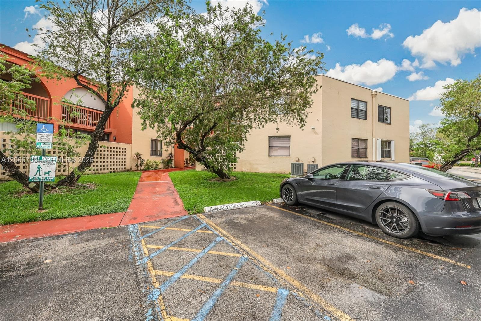 10245 NW 9th St Cir # 102-9, Miami, FL 33172 — zdjęcie 3