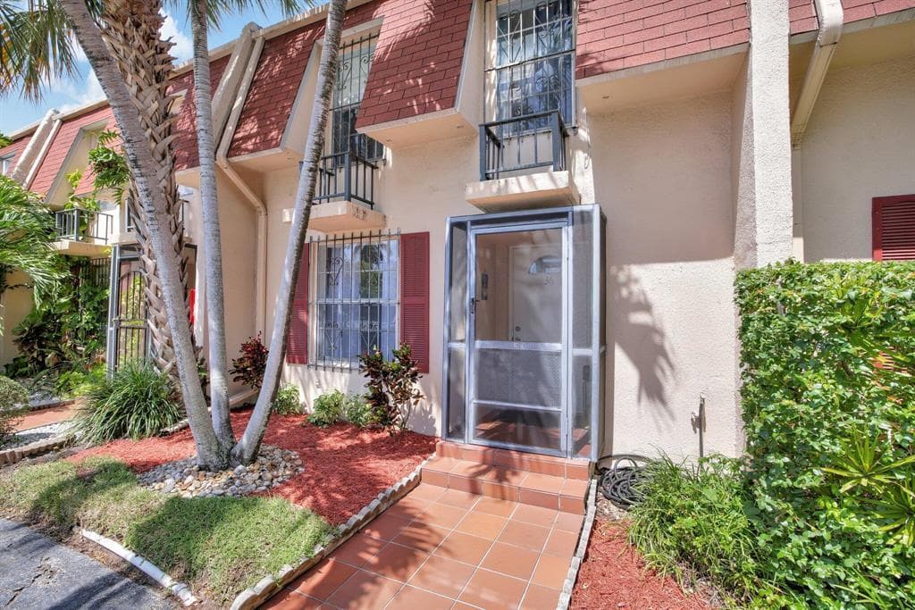 1001 THREE ISLANDS Boulevard # 36, Hallandale Beach, FL 33009
