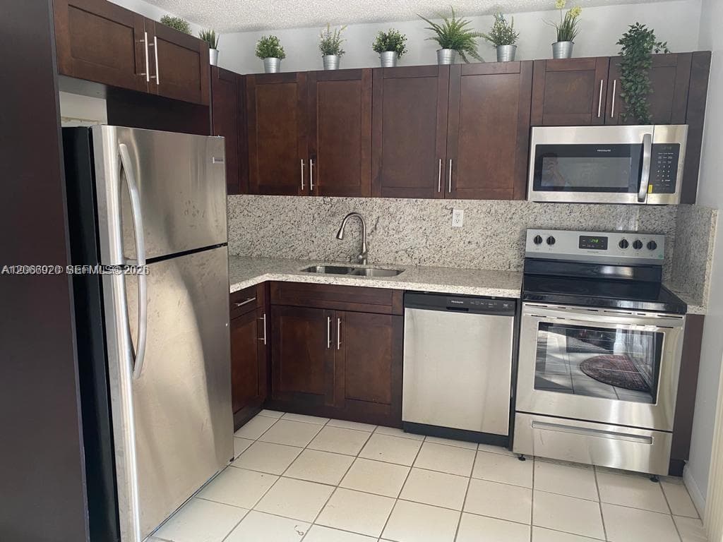 560 NW 82nd Pl # 305, Miami, FL 33126 — zdjęcie 5