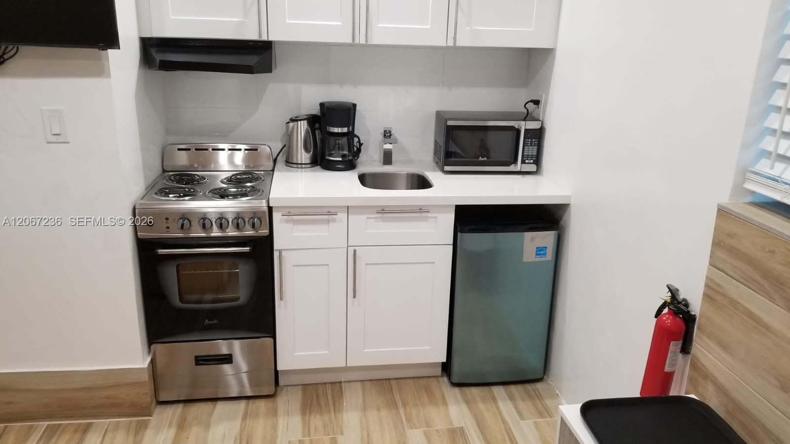 1858 Dewey St, Hollywood, FL 33020 — zdjęcie 3