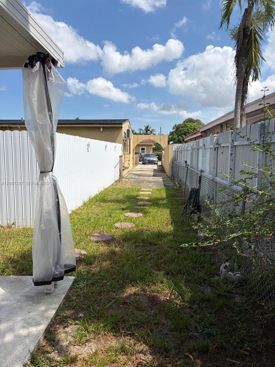 170 E 46th St # 2, Hialeah, FL 33013 — zdjęcie 3