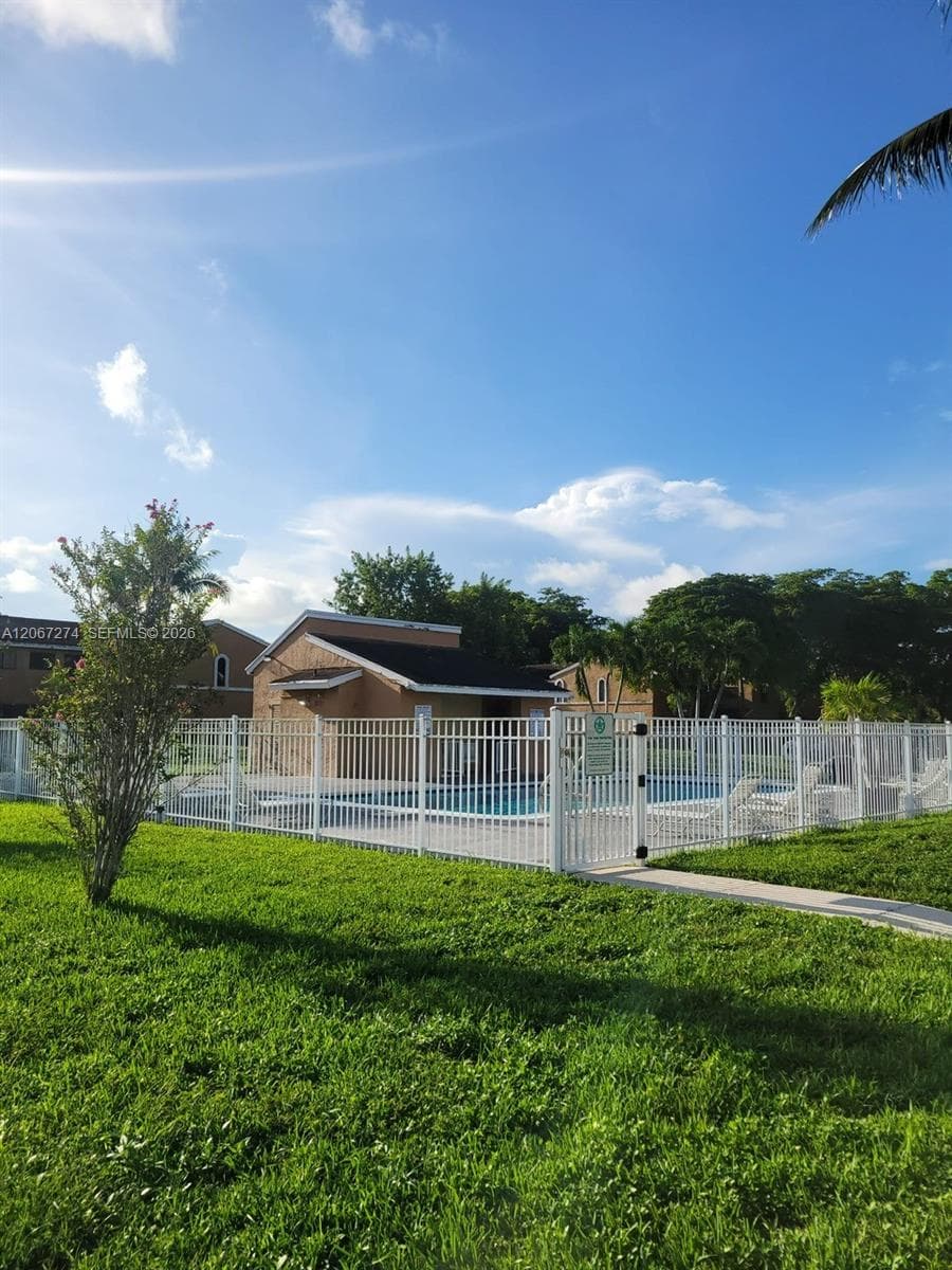 8075 NW 71st Ct, Tamarac, FL 33321 — zdjęcie 2