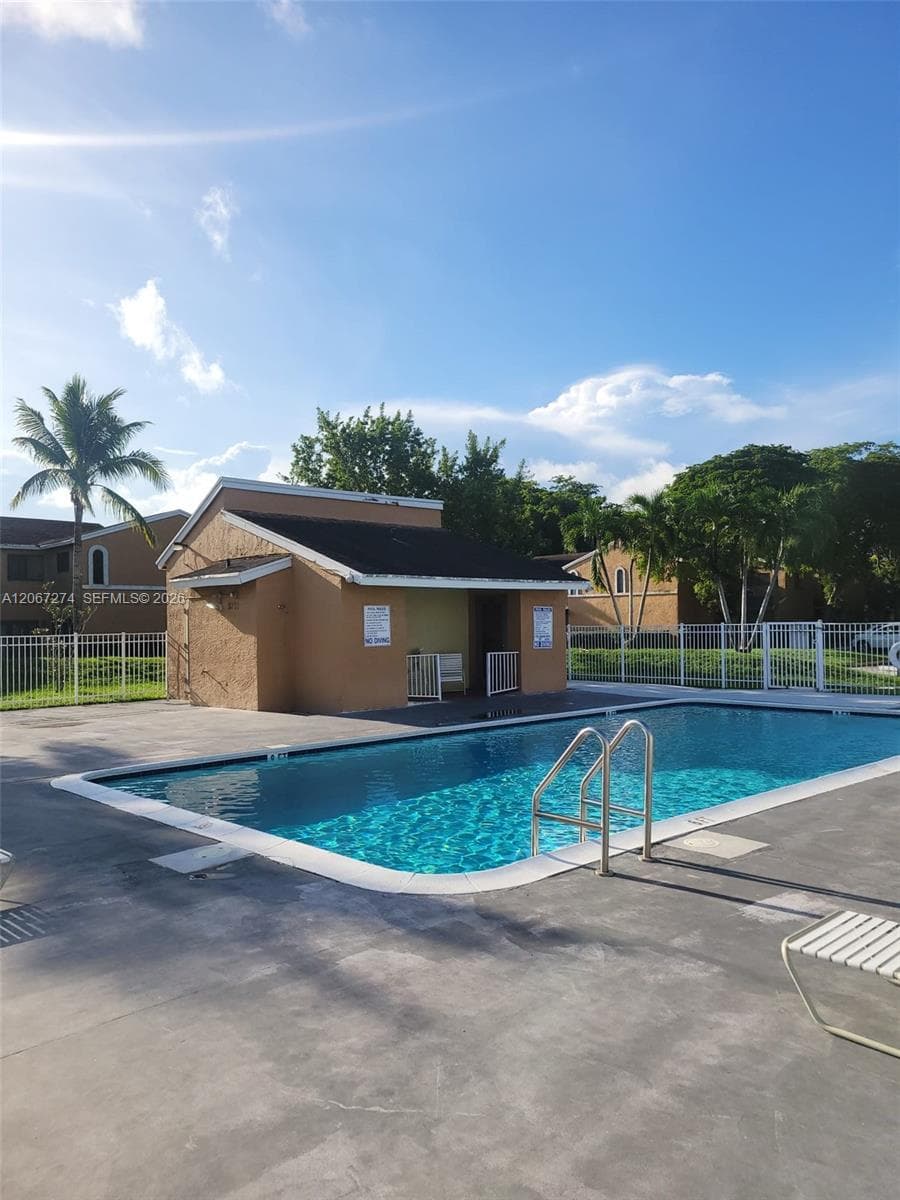 8075 NW 71st Ct, Tamarac, FL 33321 — zdjęcie 3