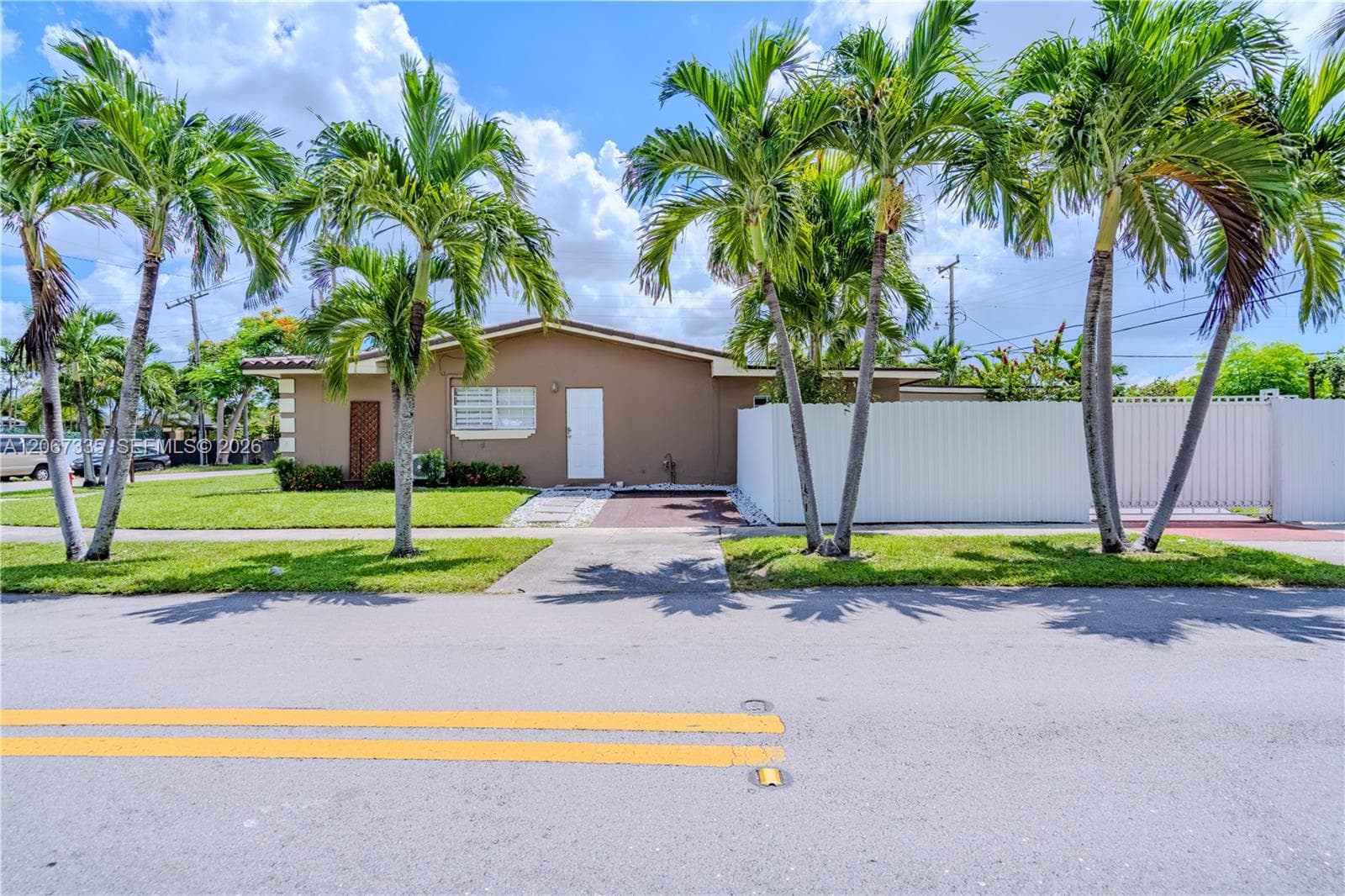 990 W 56th St, Hialeah, FL 33012 — zdjęcie 2