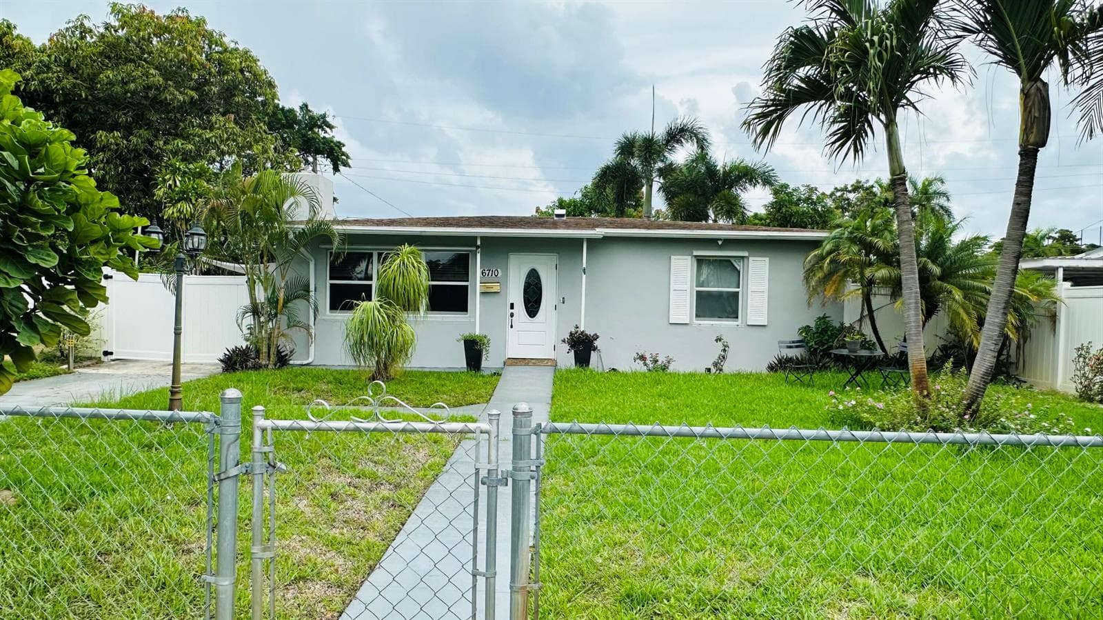 6710 Forest Court, West Palm Beach, FL 33405
