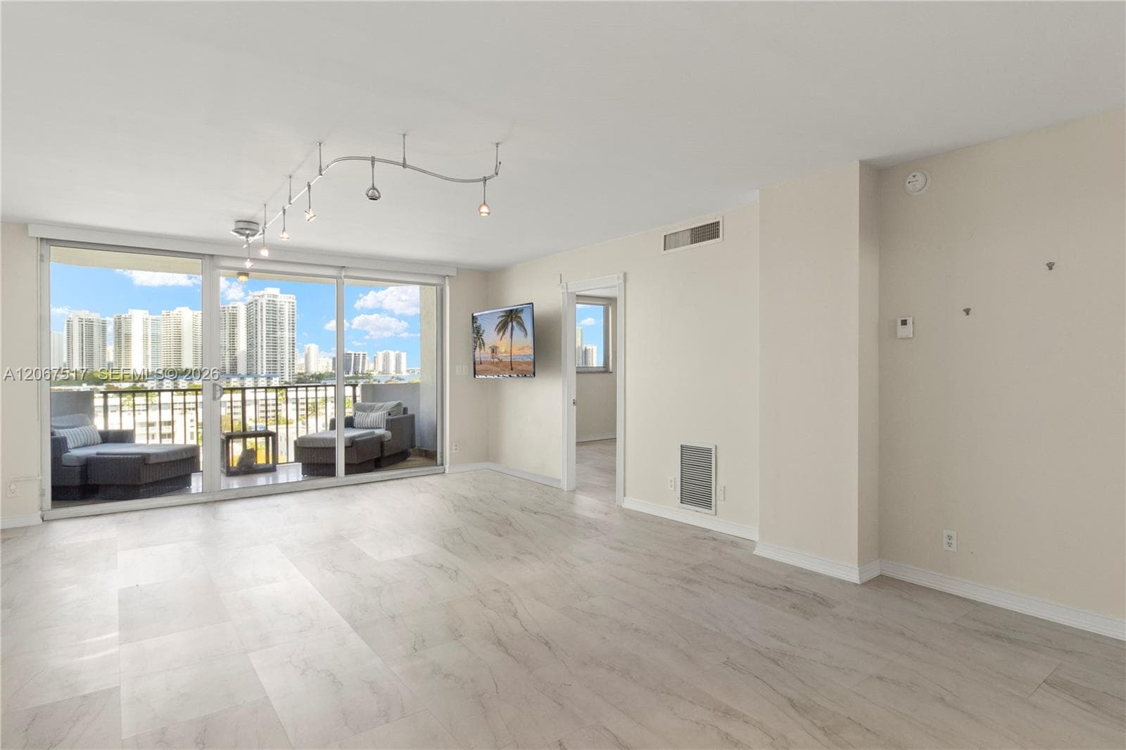 3703 NE 166th St # 904, North Miami Beach, FL 33160 — zdjęcie 2