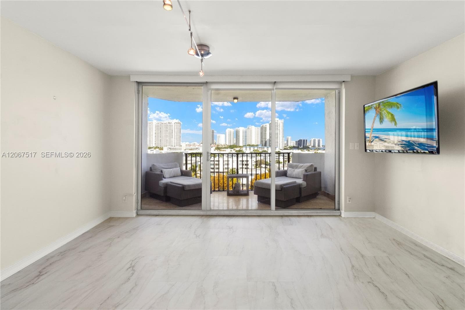 3703 NE 166th St # 904, North Miami Beach, FL 33160 — zdjęcie 3