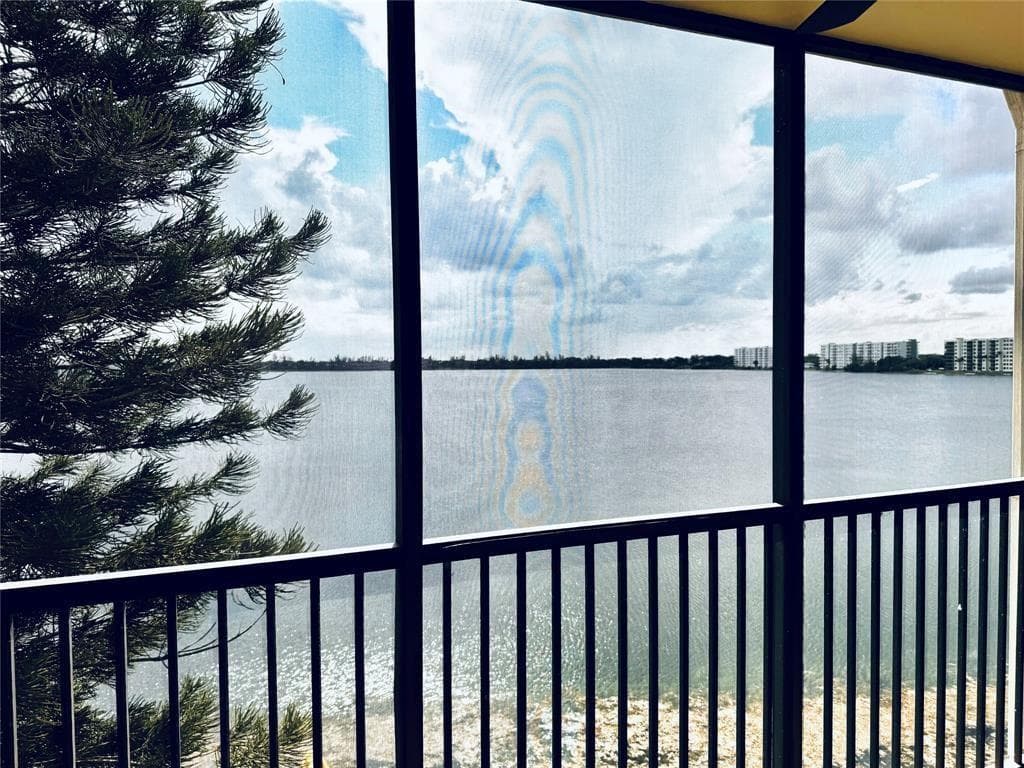 111 LAKE EMERALD Drive # 407, Oakland Park, FL 33309 — zdjęcie 2