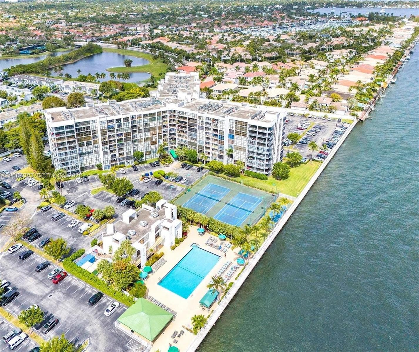 1000 Parkview Dr # 825, Hallandale Beach, FL 33009 — zdjęcie 4