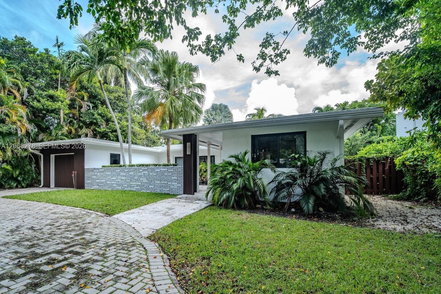 1825 Alamanda Dr, North Miami, FL 33181 — zdjęcie 4