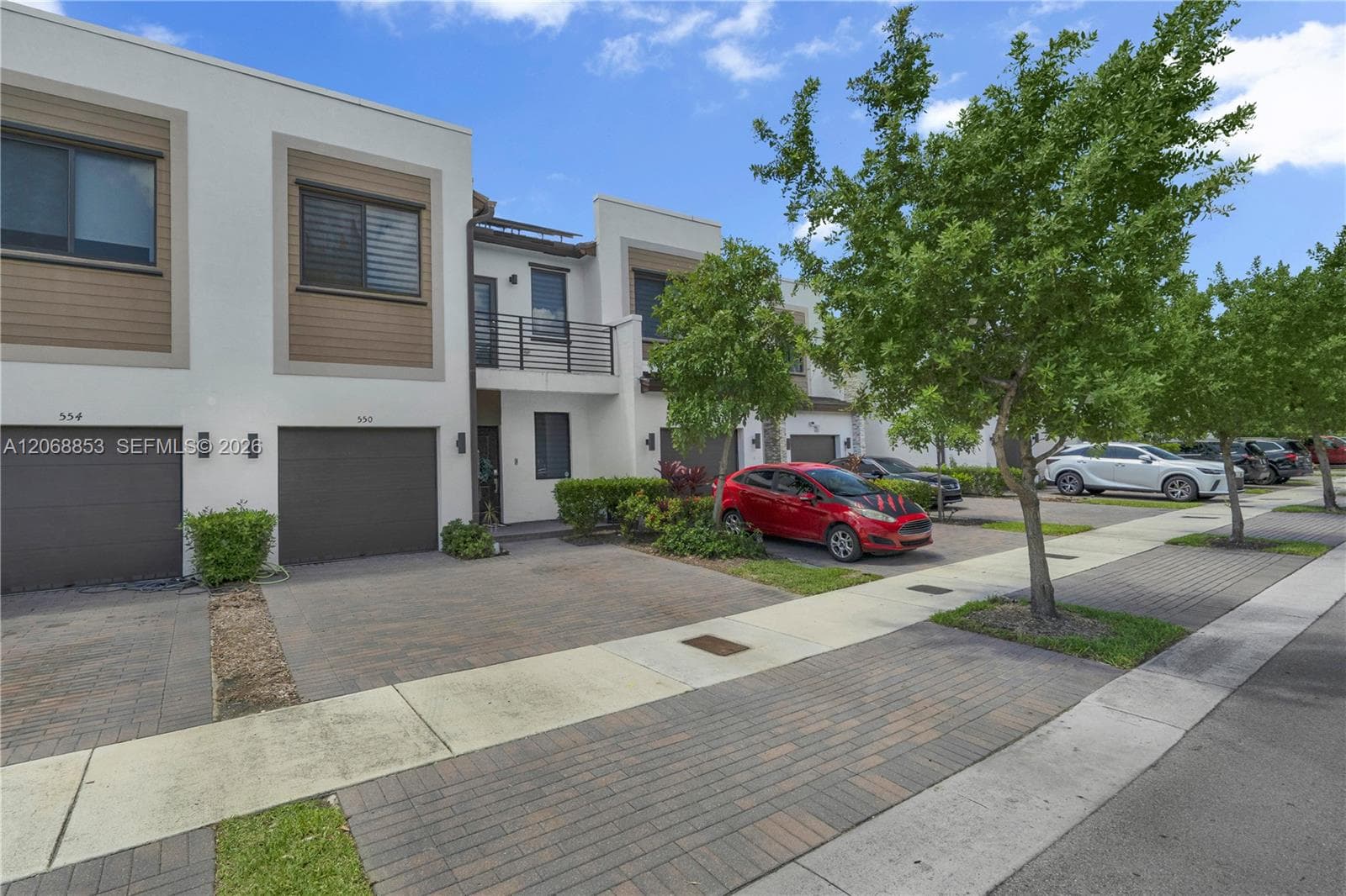550 NE 207th St, Miami, FL 33179 — zdjęcie 2