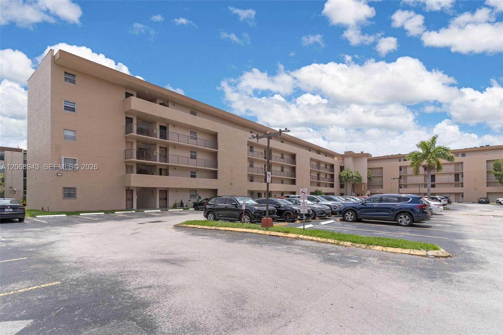 8895 Fontainebleau Blvd # 207, Miami, FL 33172