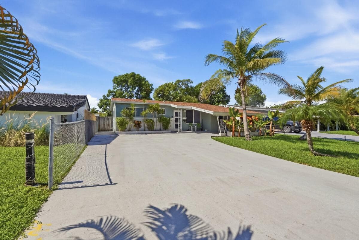 309 SW 7TH Court, Hallandale Beach, FL 33009