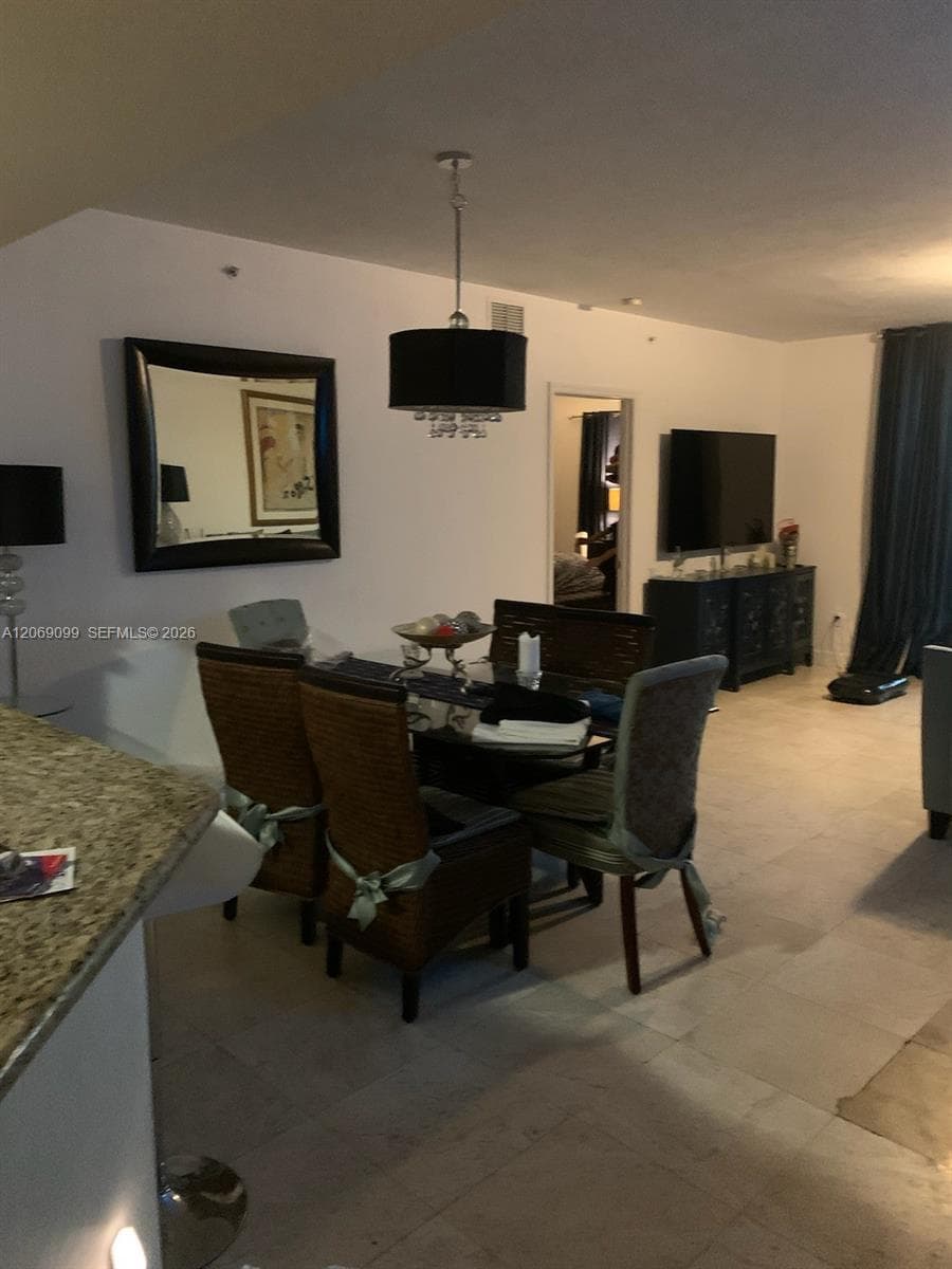 15051 Royal Oaks Ln # 1005, North Miami, FL 33181
