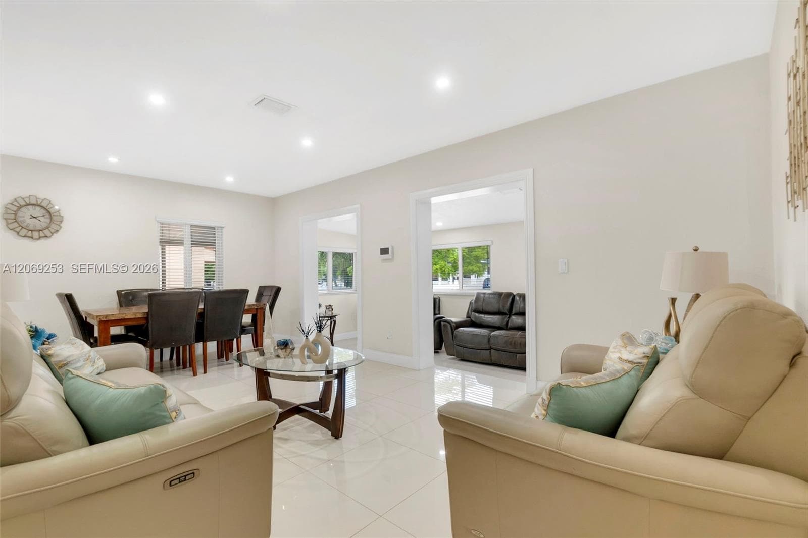 142 W 35th St, Hialeah, FL 33012 — zdjęcie 2