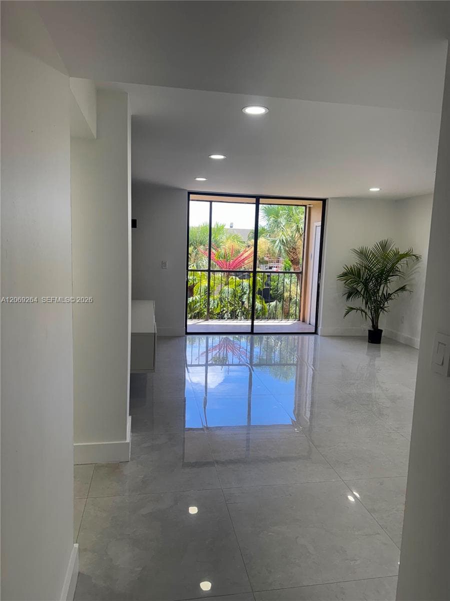 8635 NW 8th St # 413, Miami, FL 33126