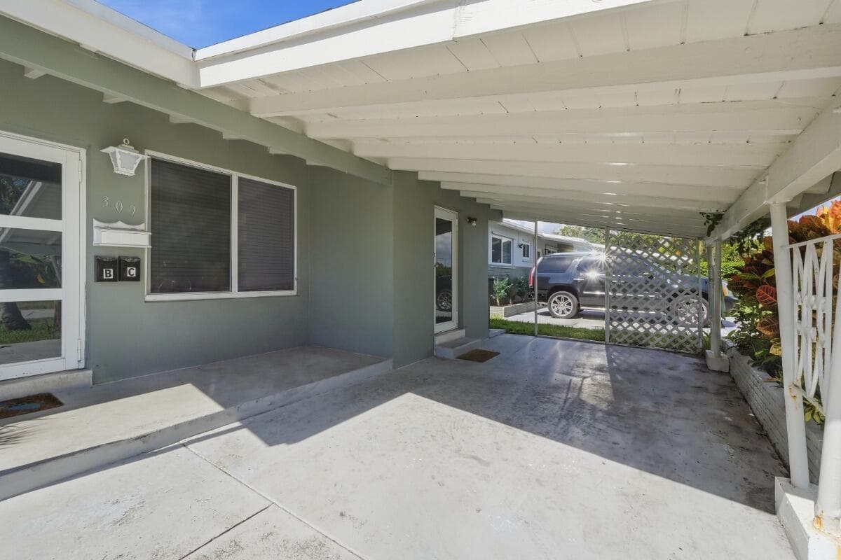 309 SW 7TH Court, Hallandale Beach, FL 33009 — zdjęcie 3