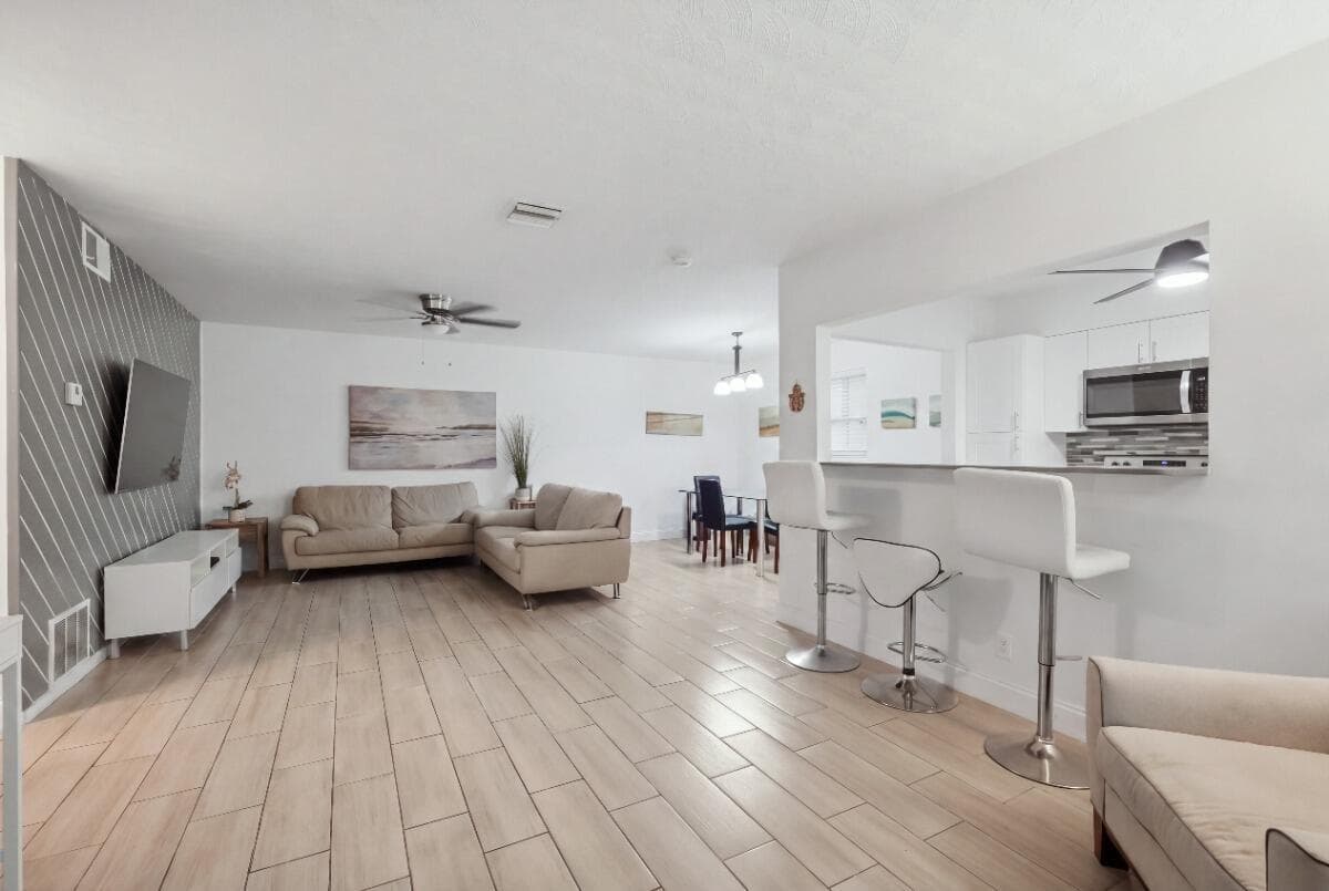 309 SW 7TH Court, Hallandale Beach, FL 33009 — zdjęcie 5